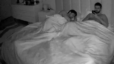Un hunk égyptien pose son téléphone et prend son mec dans le noir