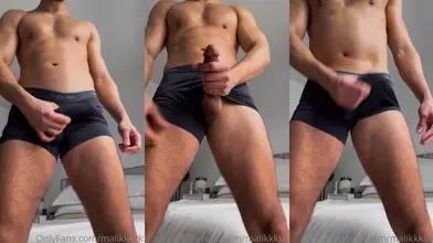 Un hunk égyptien se sort de son Calvin Klein noir au bord du lit