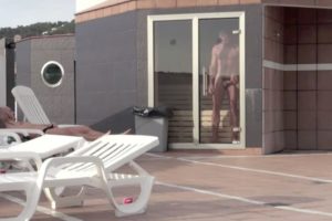 Malik branche un inconnu à la piscine de l’hotel